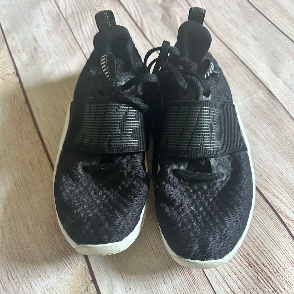 *Like NEW*  Nike training women’s sneakers with comfort footbed, like new, black